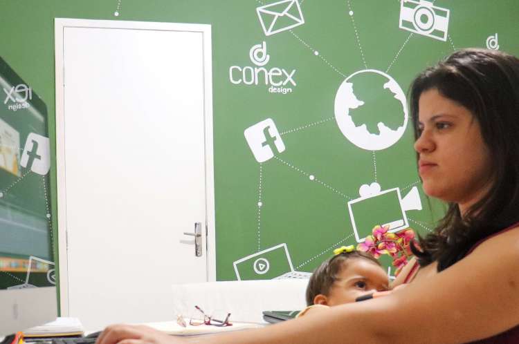 20.07.16. Karina Gomes, trabalha de home office. (Foto Deisa Garcêz/Especial para O Povo)