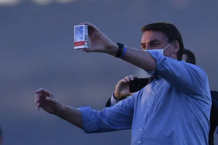  Jair Bolsonaro segura uma caixa de cloroquina. (Foto: MATEUS BONOMI/AGIF/AE)