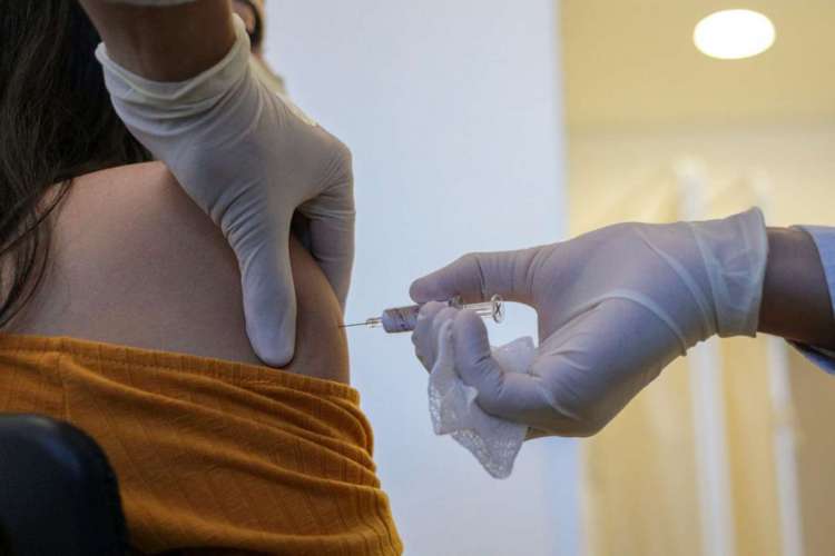Brasil fecha acordo para receber 100 toneladas da vacina (Foto: Governo do Estado de São Paulo / AFP)