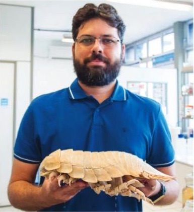 Professor Luis segura um dos exemplares da <aspas>barata gigante<aspas> que est&aacute; no Labomar