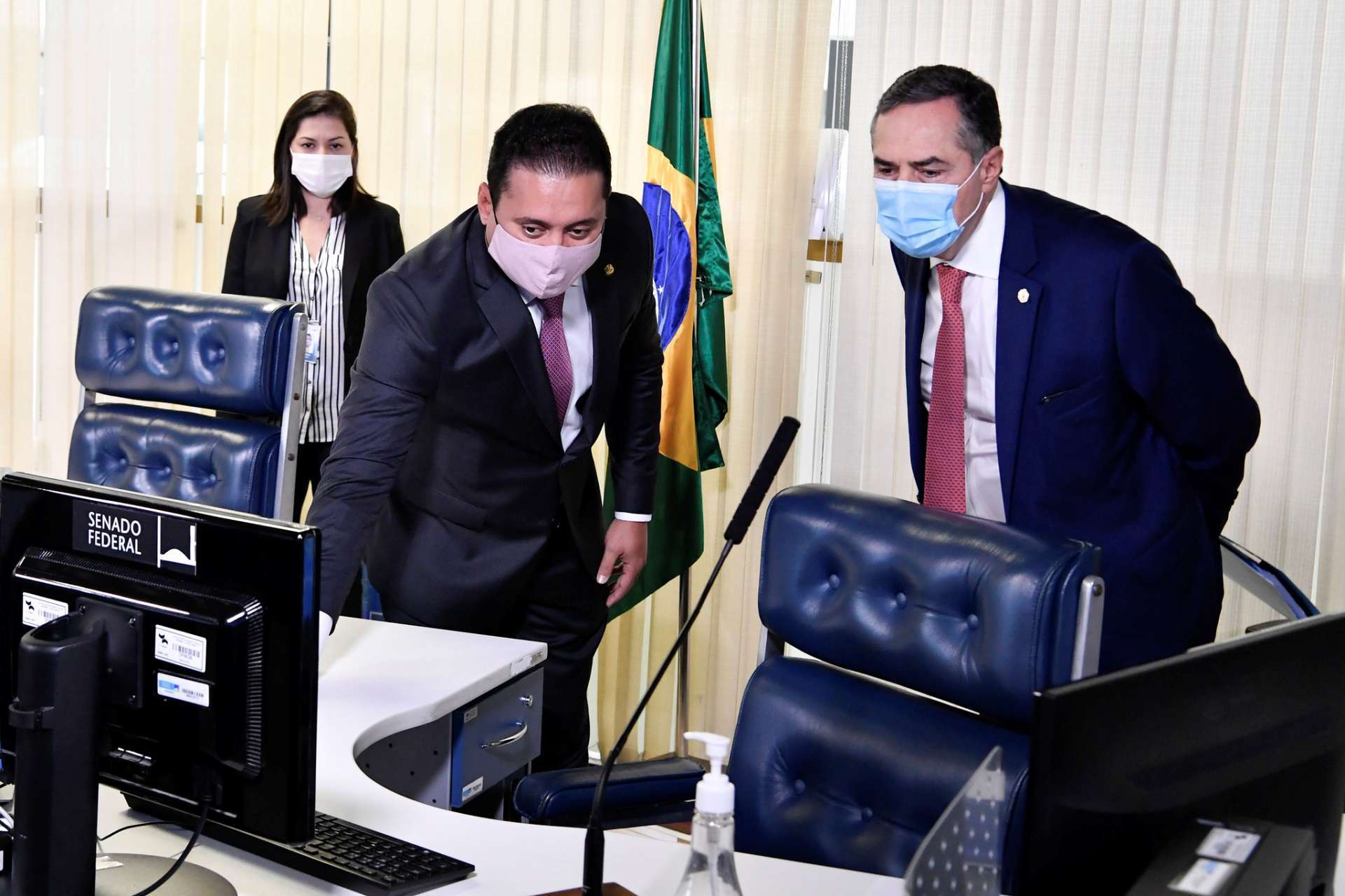 Presidente do TSE, José Roberto Barroso, com o senador Weverton Rocha, do Maranhão, que relatou a matéria que adiou as eleições de outubro para novembro (Foto: Waldemir Barreto/Agência Senado)