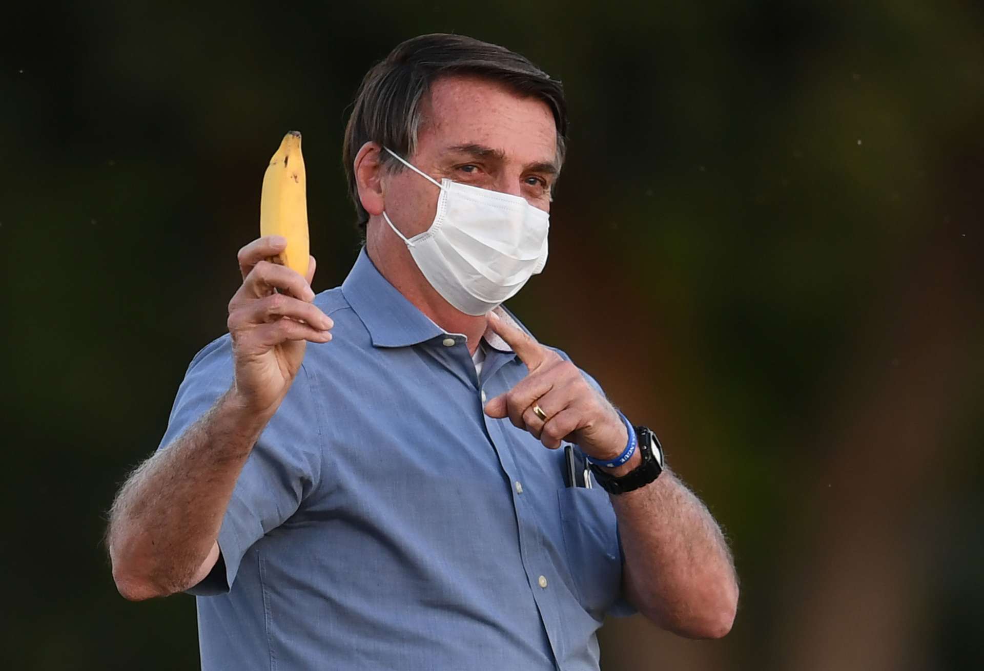 ￼Jair Bolsonaro mostra banana a jornalistas (Foto: EVARISTO SA / AFP)
