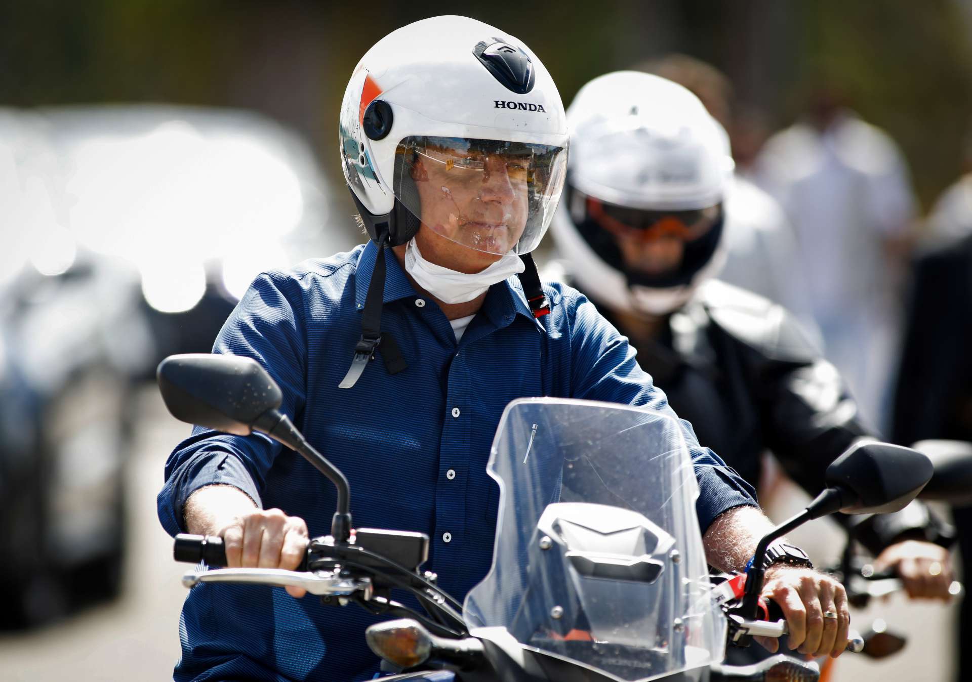 JAIR BOLSONARO passeou de motocicleta após anunciar que estava livre do vírus (Foto: Sergio LIMA / AFP)