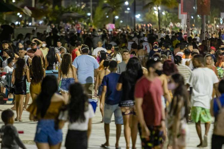 Movimentação na Praia de Iracema tem sido intensa desde julho, com avanço da reabertura; no local, muitos não utilizam a máscara de proteção individual. (Foto: Aurelio Alves/ O POVO)