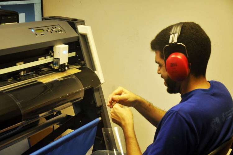 O convênio fará dobrar a produção de EPIs no Departamento de Arquitetura Urbanismo e Design (Daud) da UFC