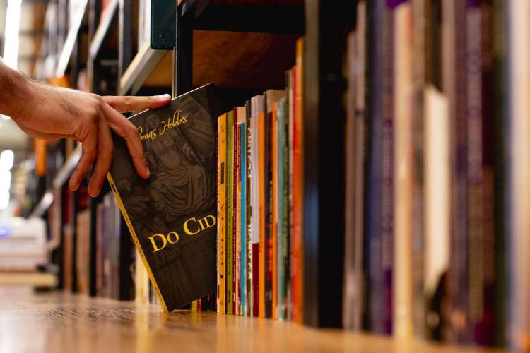 Pedido da Amazon por aumento do desconto oferecido por editoras e adicional de cobrança por 'plano de marketing' fez pequenas e médias editoras reagirem