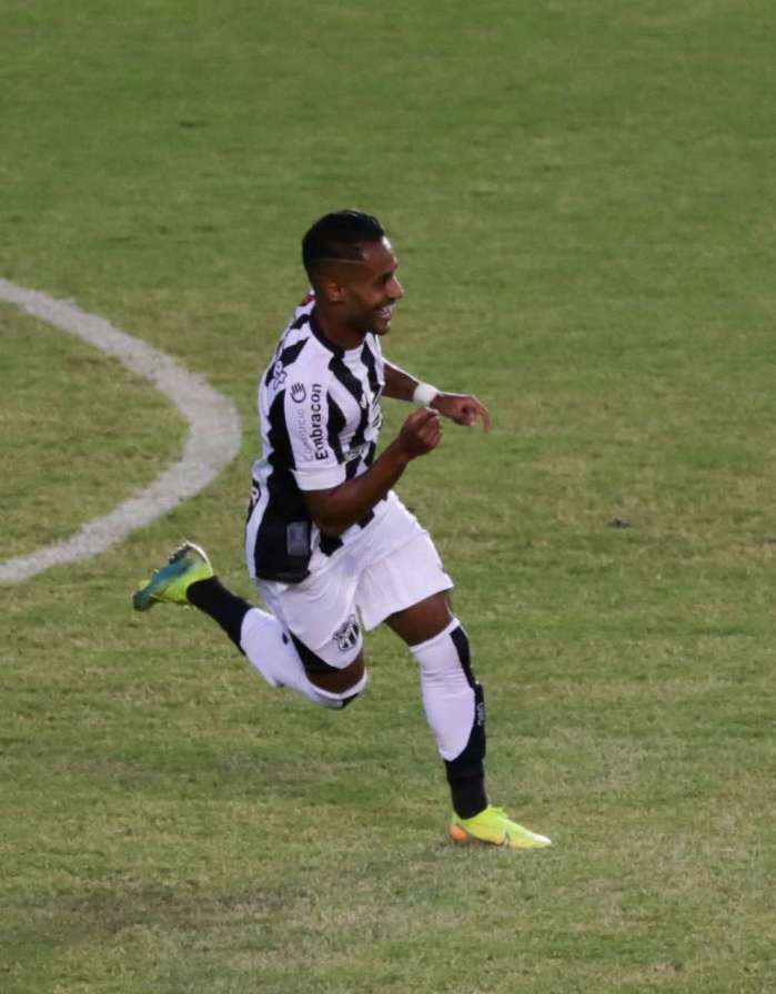 Mateus Gonçalves marcou um dos três gols do Ceará na primeira partida da final da Copa do Nordeste (Foto: Felipe Santos/cearasc.com)