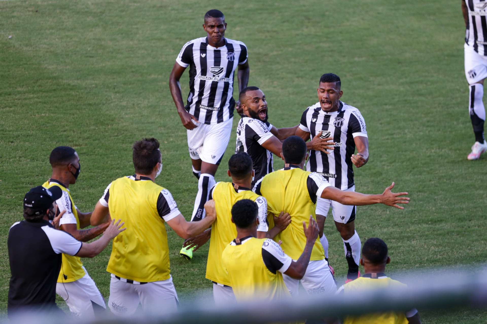 Ceará e Bahia fizeram a primeira partida da final da Copa do Nordeste, neste sábado, 1º, em Pituaçu, em Salvador. Elenco alvinegro comemora o gol. (Foto: Felipe Santos/cearasc.com)