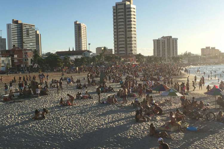 Praia dos Crush e Beira-Mar registram aglomerações neste domingo, 2 (Foto: Thais Mesquita)