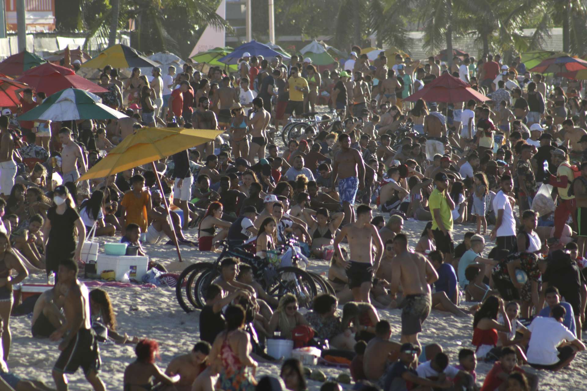 ￼Em Fortaleza, a Praia dos Crush registra aglomeração de jovens todos os fins de semana  (Foto: Thais Mesquita)