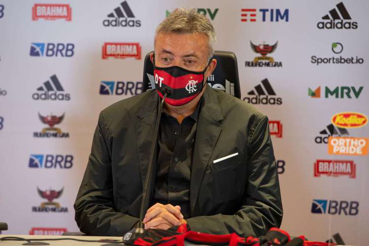 Flamengo nega propostas por Isla e planeja ter lateral até o fim do  contrato, Flamengo