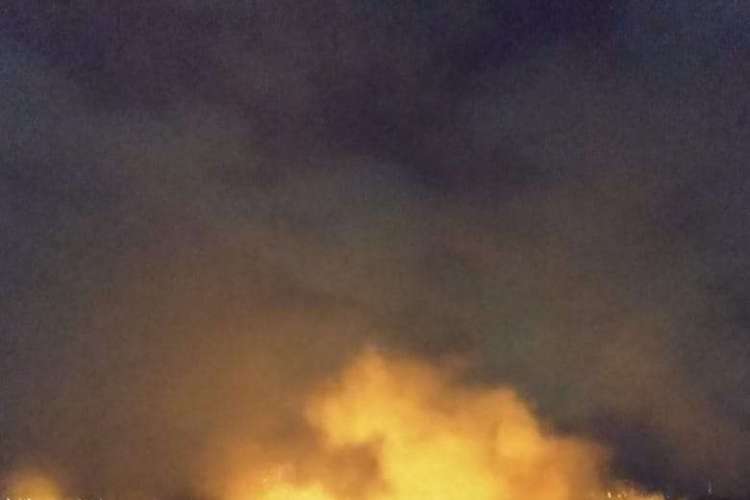 A área atingida pelos incêndios estava dentro de um espaço alagado. Imagens feitas durante o fogo na madrugada. Foto: Ascom/Corpo de Bombeiros Militar