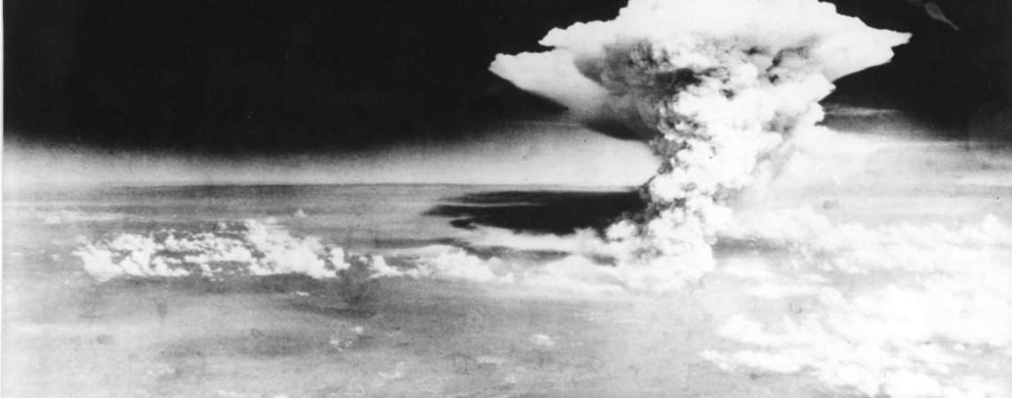 tirada em 6 de agosto de 1945 pelo Exército dos EUA e divulgada pelo Museu Memorial da Paz de Hiroshima mostra uma nuvem em forma de cogumelo da bomba atômica lançada pelo bombardeiro B-29 Enola Gay sobre a cidade de Hiroshima   