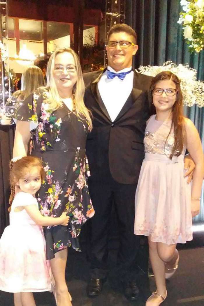 O líder de produção Sérgio Barbosa, 33, com as filhas e a esposa