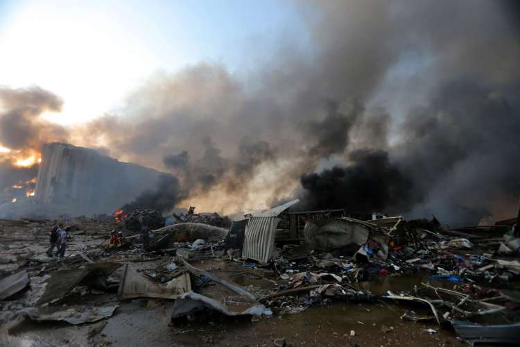 Uma foto mostra a cena de uma explosão no porto de Beirute, capital do Líbano, em 4 de agosto de 2020. - Duas grandes explosões abalaram a capital libanesa Beirute, ferindo dezenas de pessoas, sacudindo edifícios e enviando enormes plumas de fumaça ondulando no céu. A mídia libanesa carregava imagens de pessoas presas sob os escombros, algumas ensanguentadas, após as explosões maciças, cuja causa não era imediatamente conhecida. (Foto de STR / AFP)