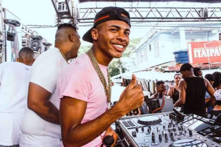 Acompanhe a agenda de transmissões ao vivo online - live - de artistas nacionais e internacionais para hoje, quarta-feira, 5 de agosto (05/08); criador do Baile da Gaiola, DJ Rennan da Penha é uma das atrações da noite