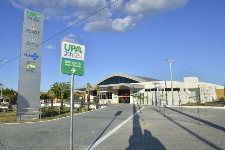 Médicos tiveram atraso no pagamento do salário de junho e alegaram condições de trabalho insalubres