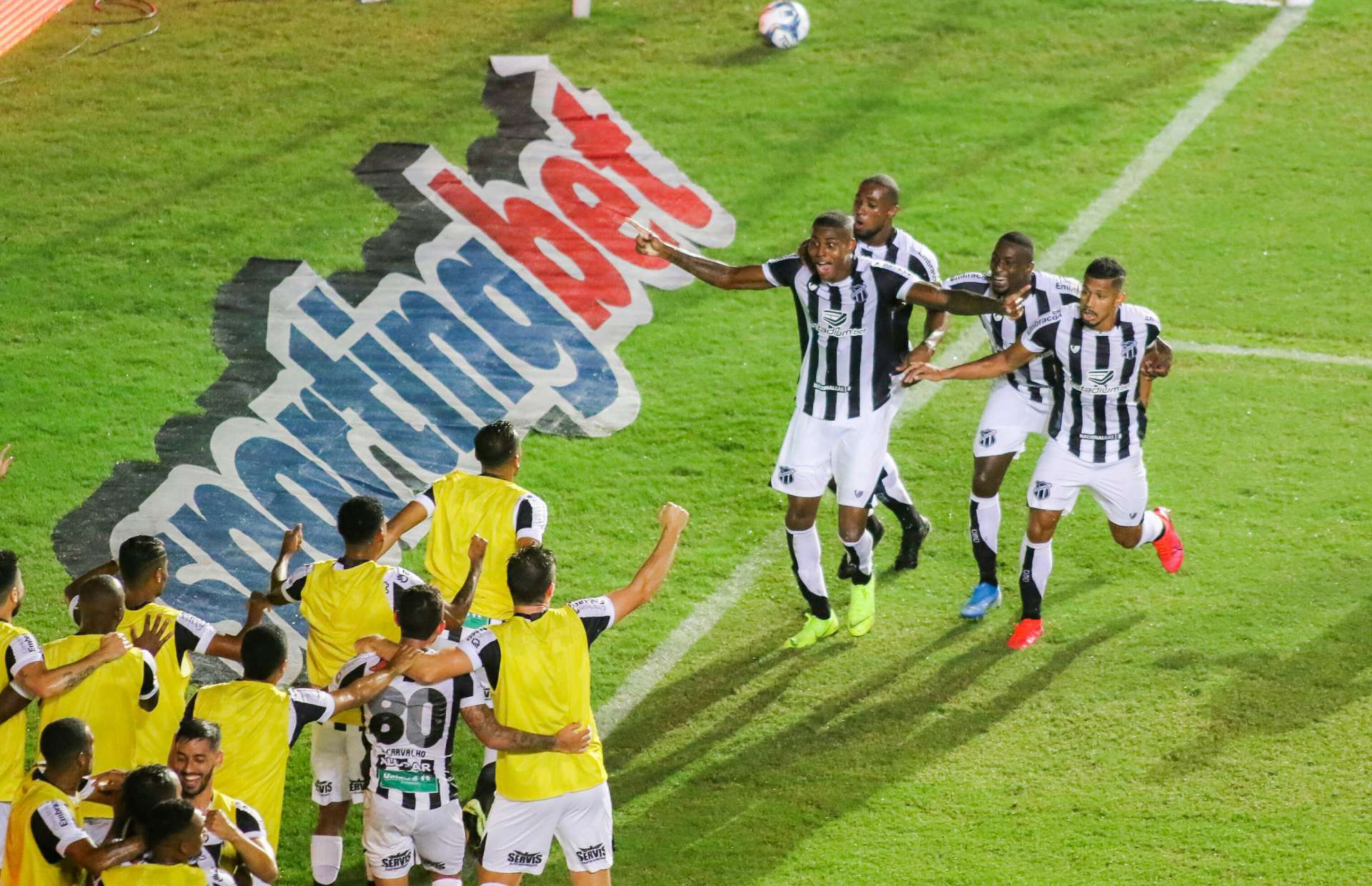 ￼ Aglomeração de emoções do elenco após o gol de Cléber, que praticamente sacramentava o título
 (Foto: Pedro Chaves/FCF)