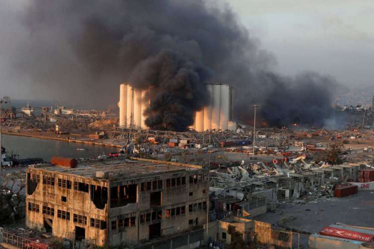 A fumaça é vista após uma explosão em Beirute