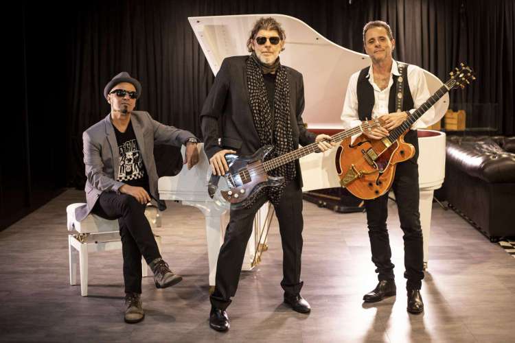 Acompanhe a agenda de transmissões ao vivo online - live - de artistas nacionais e internacionais para hoje, quinta-feira, 6 de agosto (06/08); banda Titãs é uma das atrações da noite