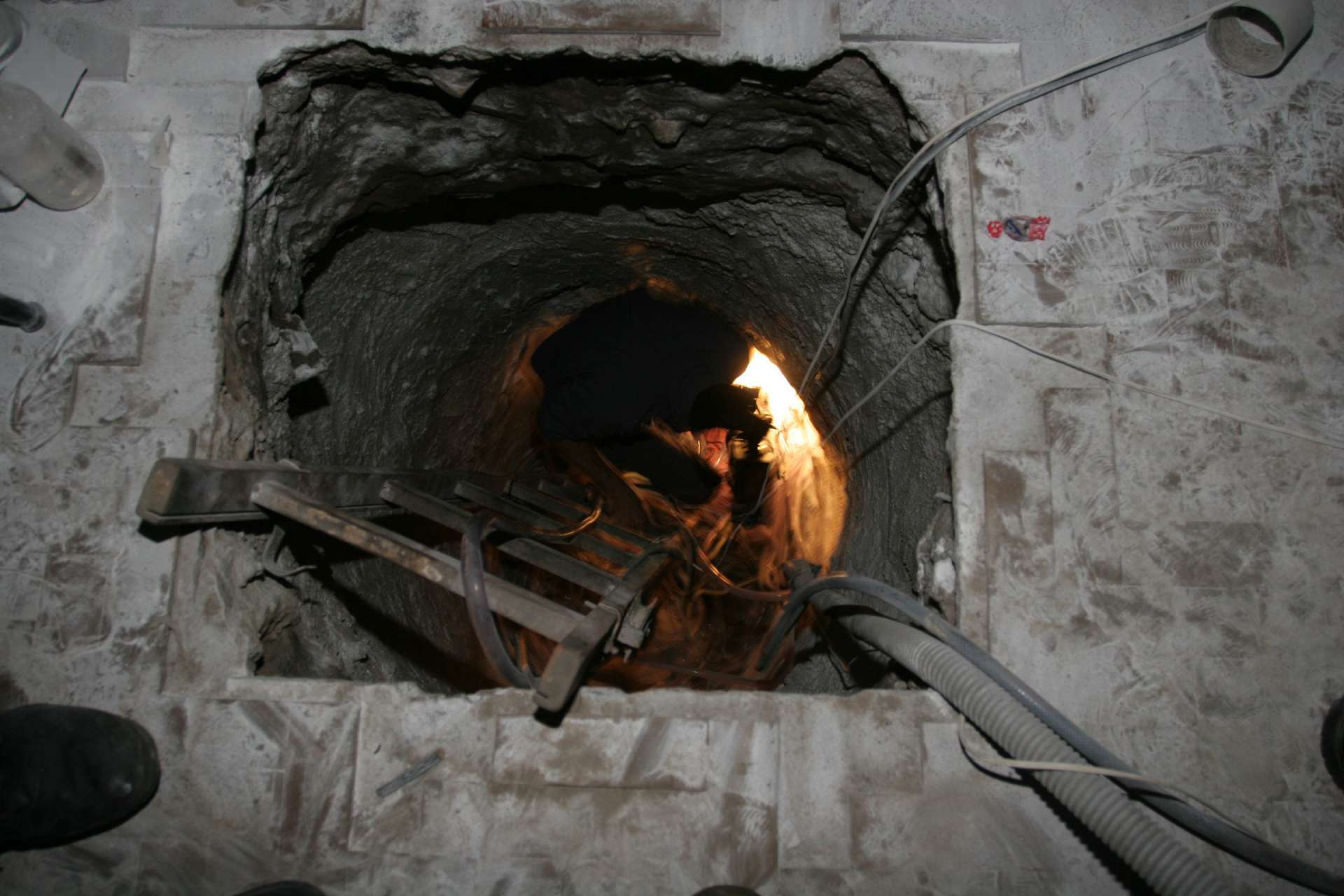 Boca do túnel escavado para o furto ao Banco Central de Fortaleza, passando por baixo da avenida Dom Manuel, por onde quadrilha retirou R$ 164.755.150,00, em agosto de 2005(Foto: Edimar Soares, em 08/08/2005)