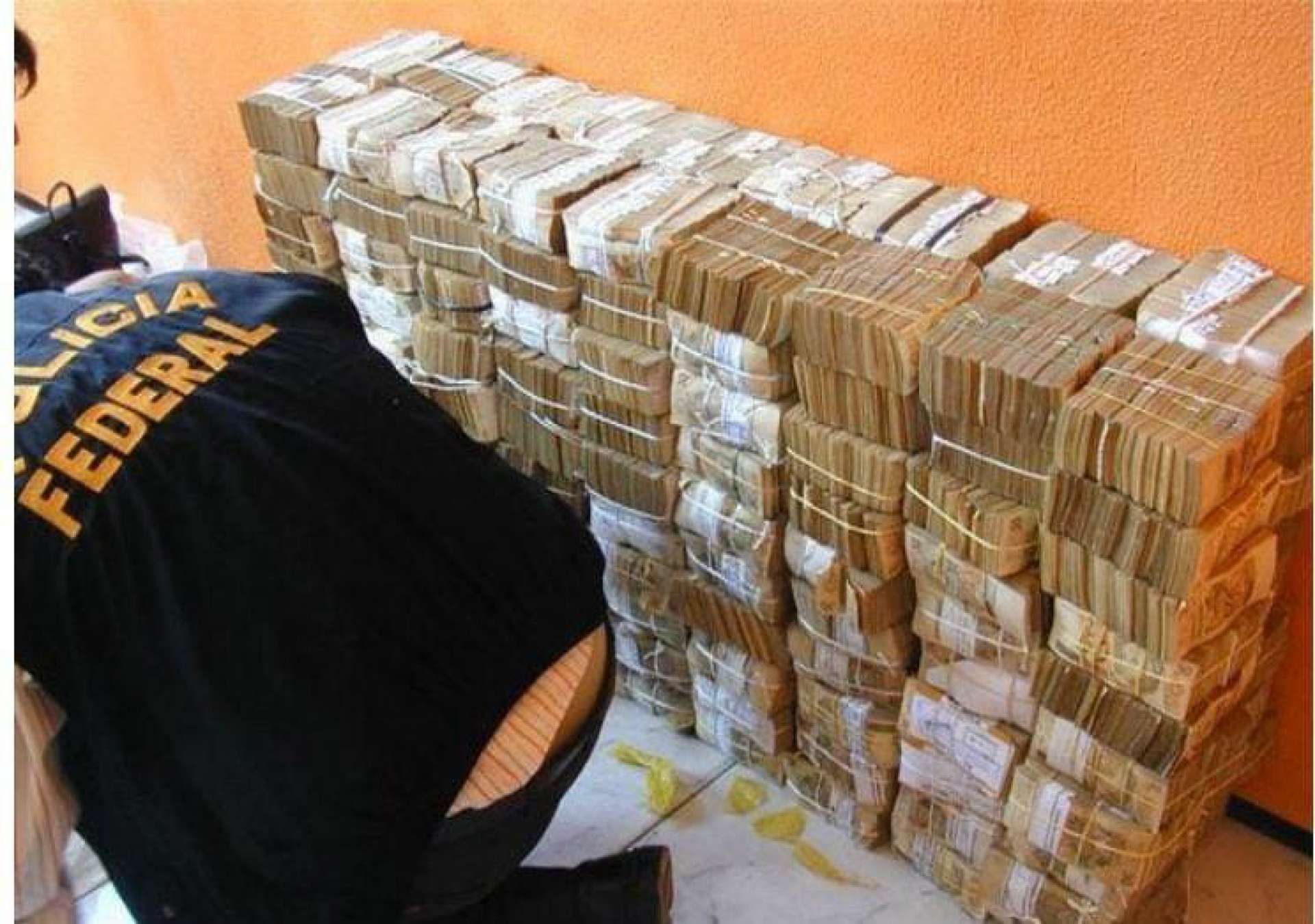 Maços com cédulas de 50 reais apreendidas em residência no bairro Mondubim, que totalizou R$ 12,2 milhões, em setembro de 2005, foi um dos primeiros êxitos da investigação do furto ao Banco Central(Foto: REPRODUÇÃO POLÍCIA FEDERAL)