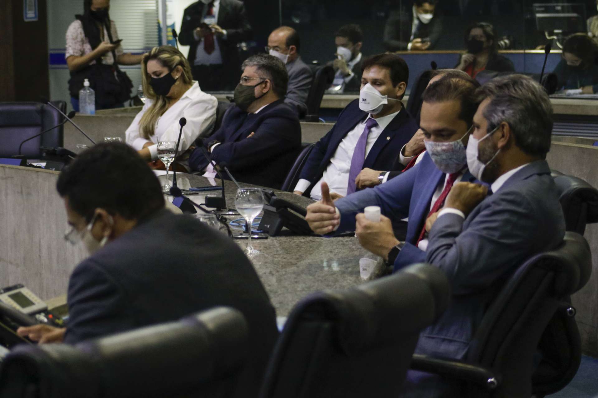 Sessão da Assembleia que votou a lei que pune o não uso da máscara, ontem (Foto: Thais Mesquita)