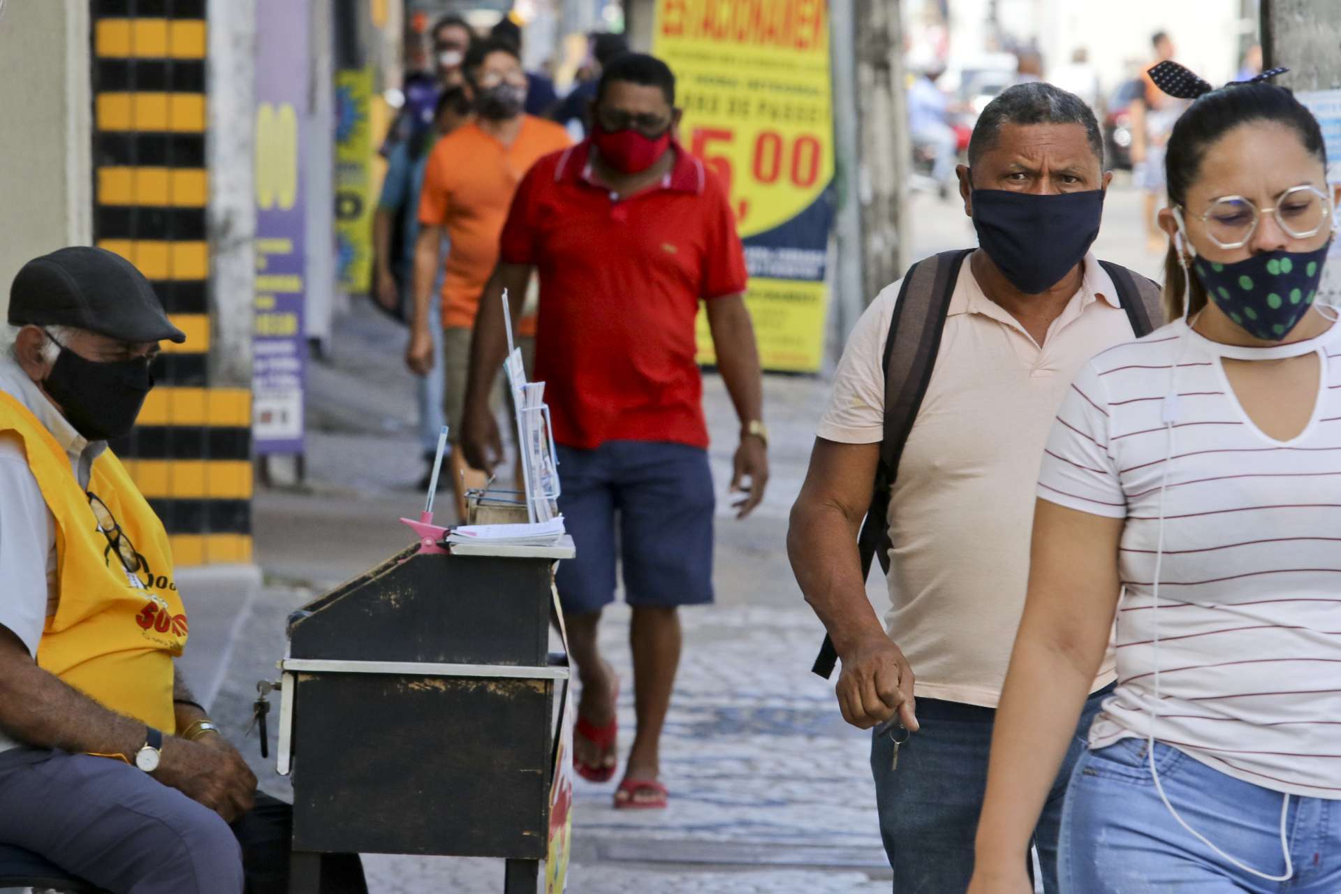 ￼USO de máscaras está recomendado para locais abertos com aglomeração (Foto: Fabio Lima/O POVO)