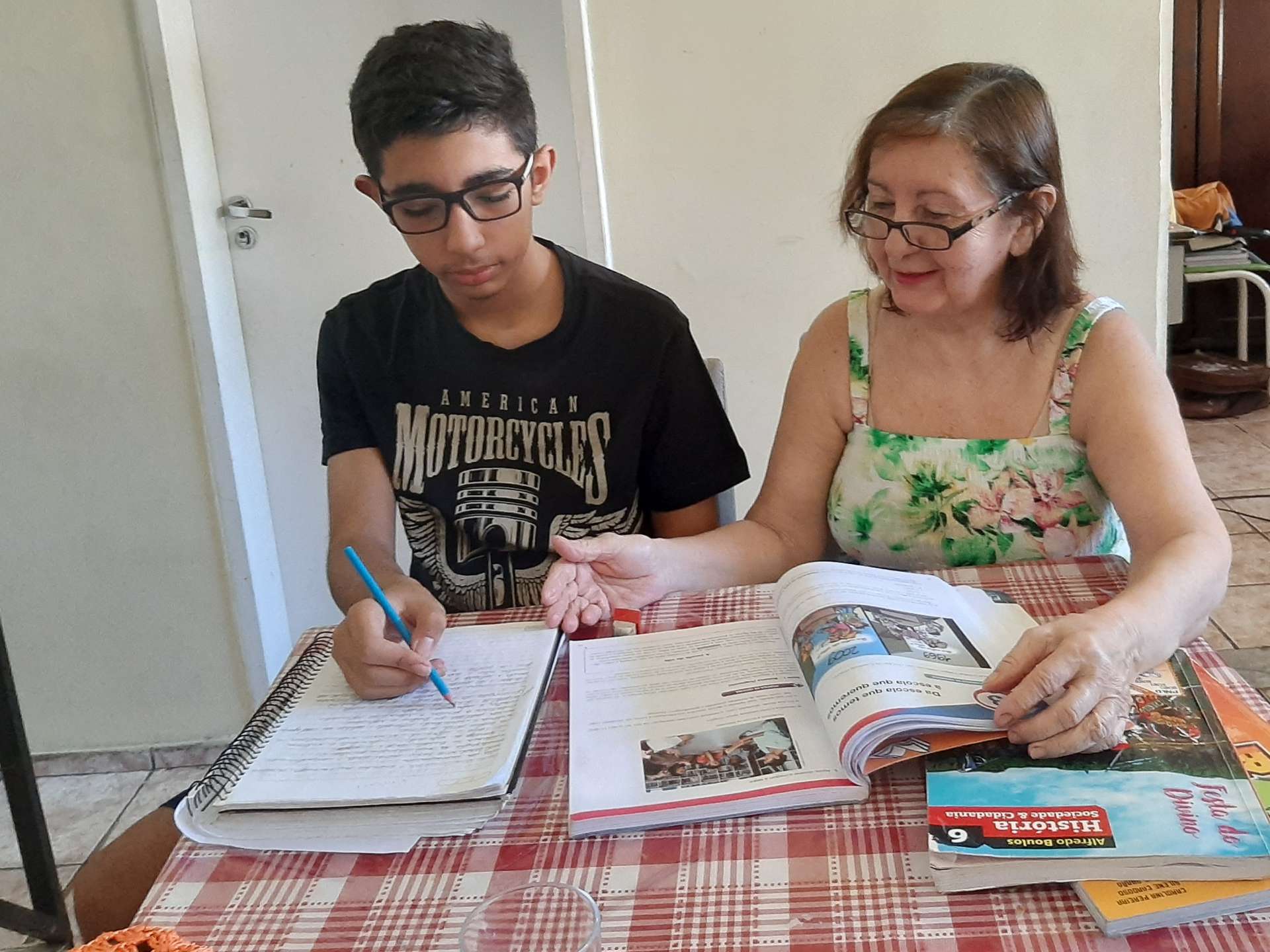 GRACIA Coelho, 67, usa experiência como professora para ajudar o neto Pablo, 13  (Foto: Deisa Garcêz/Especial para O Povo)