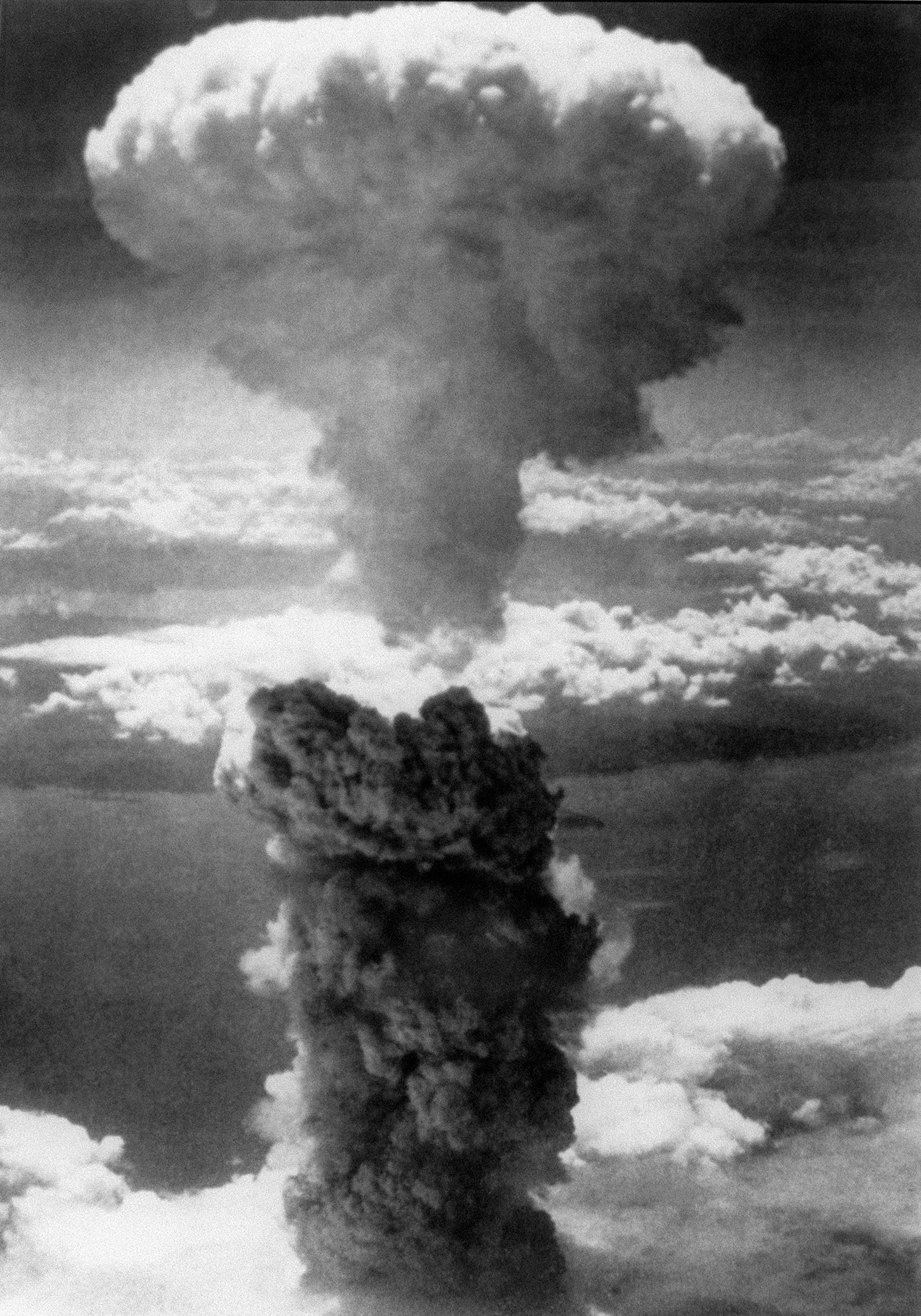 Imagem registrada pela Força Aérea Americana em 9 de agosto de 1945. Bomba atômica em Nagasaki