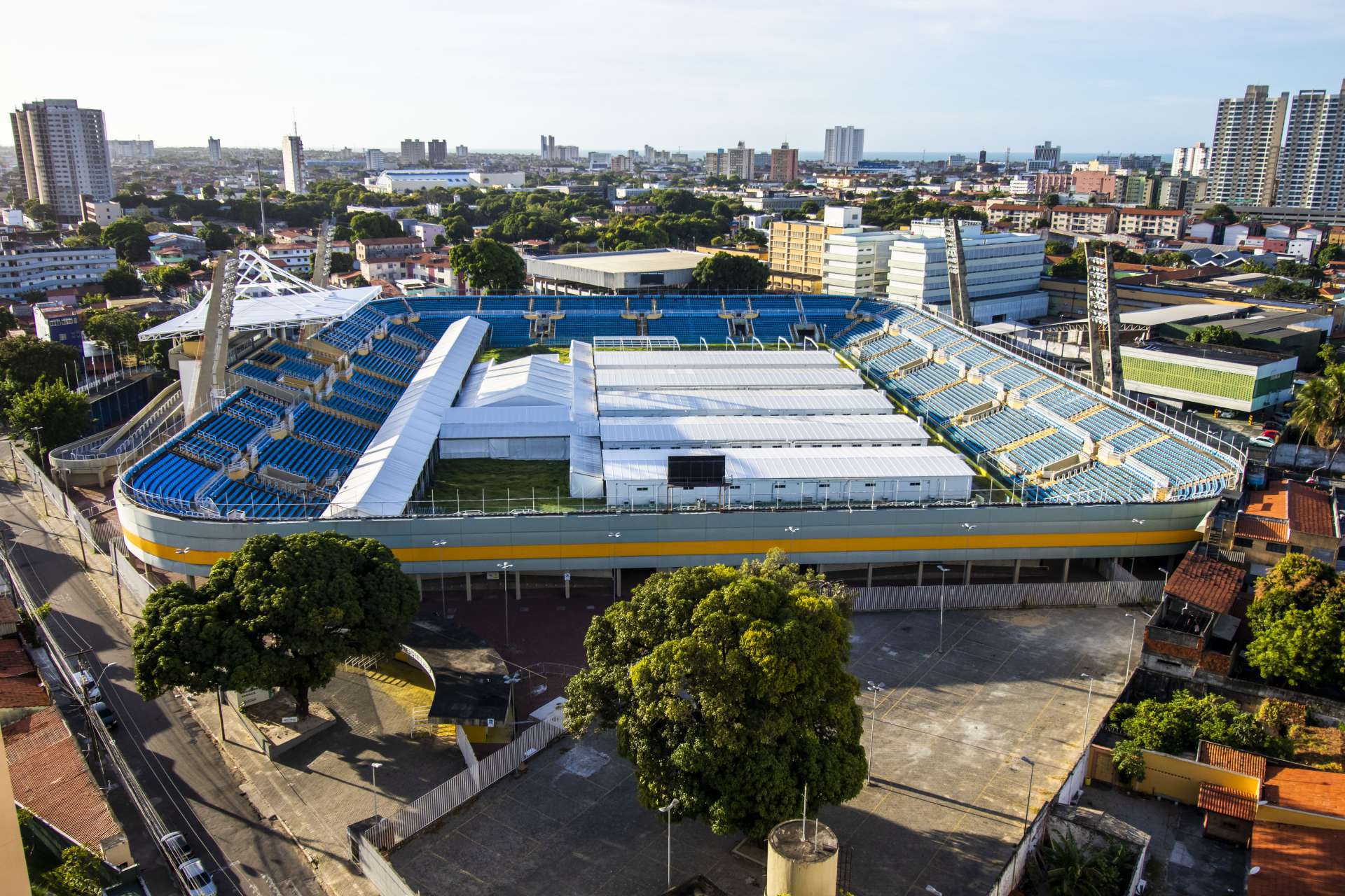 ￼Hospital de campanha instalado, e já desmontado, no estádio Presidente Vargas (Foto: FCO FONTENELE)