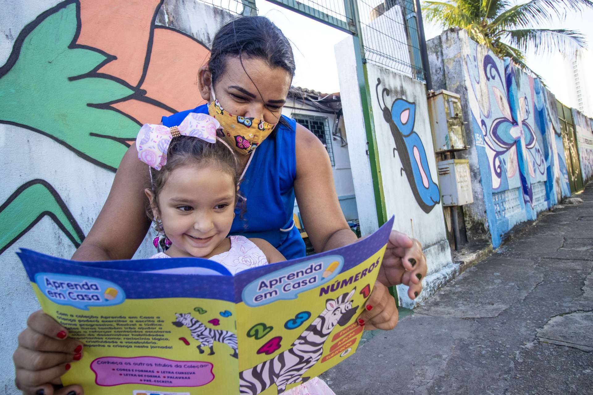 Sara Dafne, estudante da rede municipal em Fortaleza, com a mãe Patricia Rodrigues  (Foto: FCO FONTENELE)