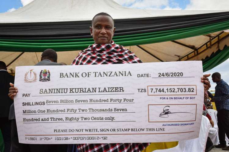 Saniniu Laizer recebeu um cheque de 7,74 bilh&otilde;es de xelins tanzanianos.