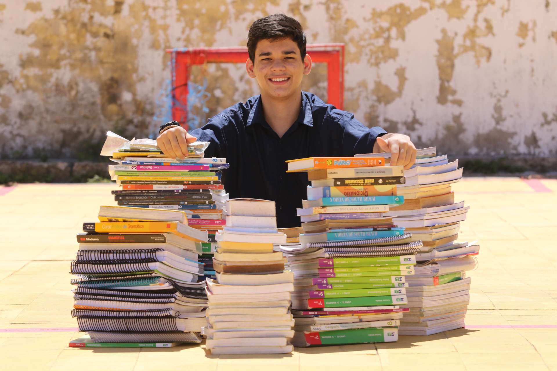 GUILHERME dos Reis, 17 anos, lançou campanha de doação de livros no período da quarentena (Foto: Fabio Lima)