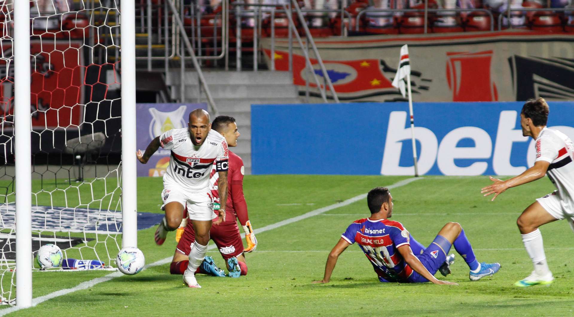 Gol da vitória do São Paulo foi de Daniel Alves, mais um a aproveitar falha no jogo aéreo defensivo do Fortaleza (Foto: FLAVIO CORVELLO/AE)