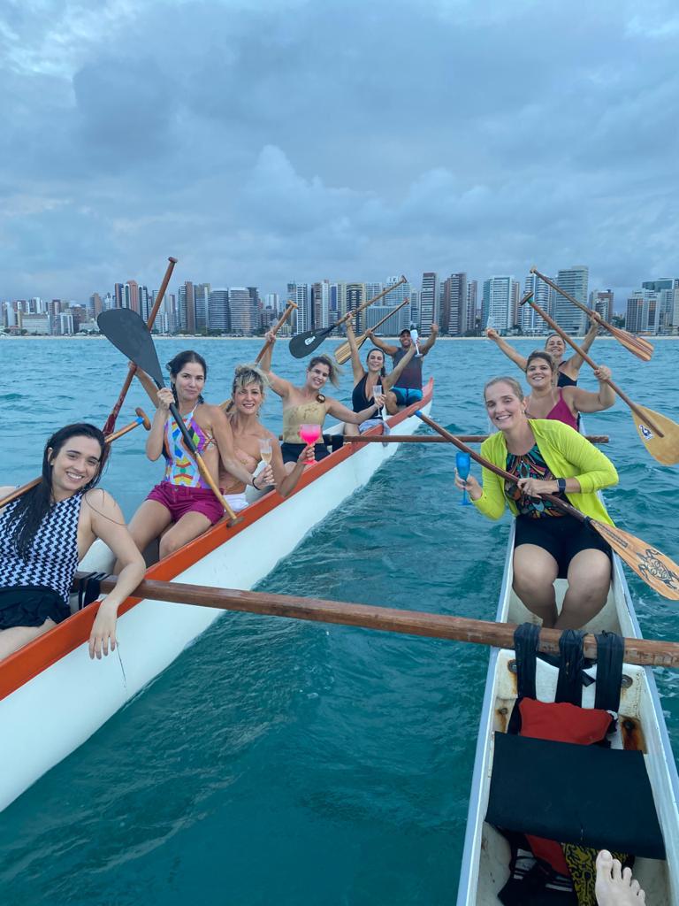 Podem embarcar até 16 pessoas, divididas em três canoas grandes. A OC¨6 Nalu Kai tem 15 metros de comprimento e cerca de 150 kg