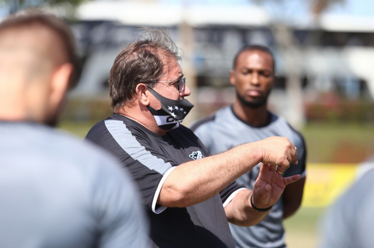 ￼Guto Ferreira orienta a equipe no treino de apronto, no CT do Cruzeiro
