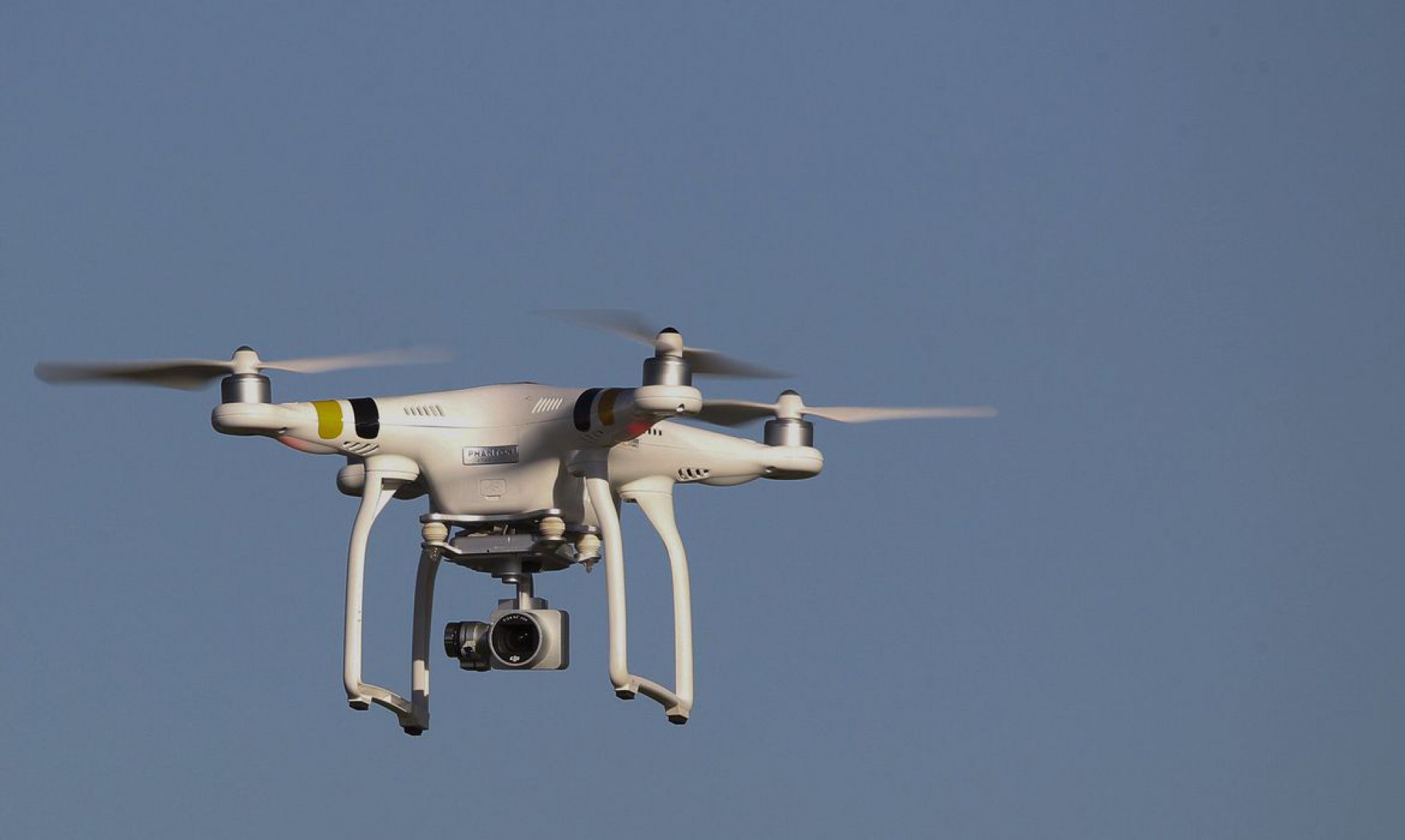 Drones: Durante os voos do aparelho é possível confirmar os atos de agressão e, ao mesmo tempo, gravar as imagens que depois servirão de prova em processos contra os agressores.

 (Foto: Toninho Tavares/Agência Brasília)