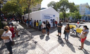 Fila em Centro de Testagem para Covid-19 na Praça do Ferreira