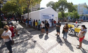 Fila em Centro de Testagem para Covid-19 na Praça do Ferreira Fila em Centro de Testagem para Covid-19 na Praça do Ferreira