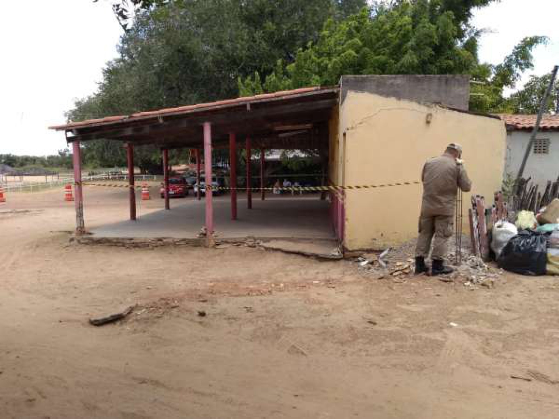 A barraca estava abandonada e foi isolada com faixa de isolamento.