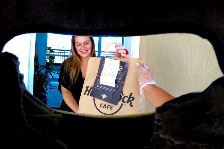 Fotografia vencedora captura uma cena que se tornou comum na pandemia: a entrega de produtos por delivery