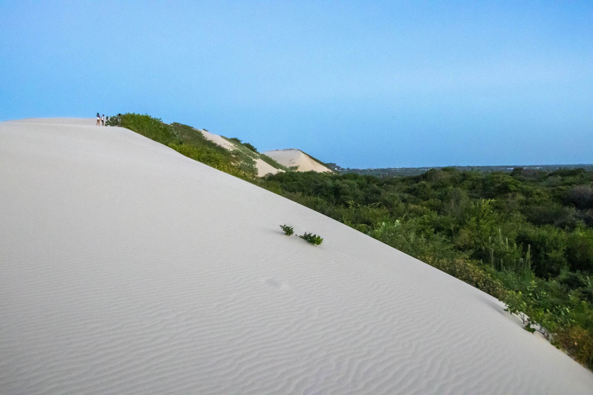 A ameaça do vírus corona fecha praias e locais públicos em muitos