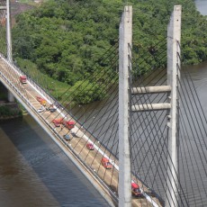 A ponte entre o Brasil e o território francês foi anunciada em 1997, ficou pronta em 2011, mas só começou a funcionar em 2019, quando o lado brasileiro terminou de construir a estrutura alfandegária