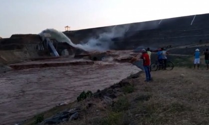 Momento do rompimento da barragem em Jati, interior do Ceará