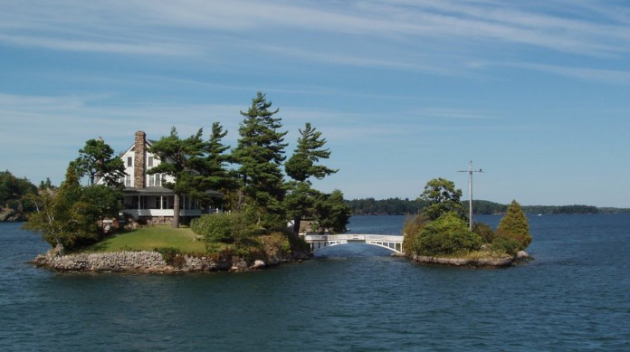 A ponte nas Zavikon Islands costuma aparecer como a menor ponte internacional do mundo, em que uma ilha estaria no Canadá e outra nos Estados Unidos. Na verdade, as duas estão no território canadense
