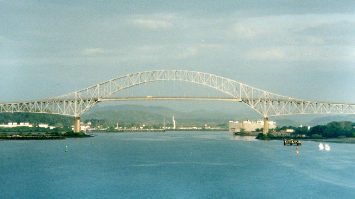 Por 42 anos, a porção norte da América e a porção sul não tinham conexão terrestre. Então, foi construída a ponte das Américas