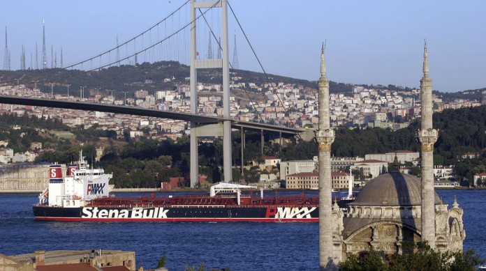 A Ponte do Bósforo une os dois lados de Istambul, uma cidade dividida entre o continente europeu e o asiático