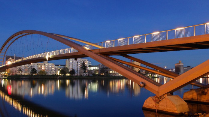 Essa ponte internacional pode ser chamada, em francêsm de Passerelle des Trois Pays; em alemão, Dreiländerbrücke