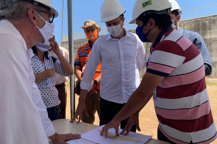 Camilo e comitiva em Jati, cidade do Ceará onde ocorreu o rompimento da tubulação da barragem da transposição do rio São Francisco (Foto: Divulgação/Governo do Estado) Camilo e comitiva em Jati, cidade do Ceará onde ocorreu o rompimento da tubulação da barragem da transposição do rio São Francisco (Foto: Divulgação/Governo do Estado)